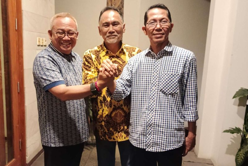 Bakal Calom Bupati Karimun Muhd Firmansyah dan Bakal Calon Walikota Batam Amsakar berfoto bersama usai mendapatkan restu dari DPP Partai Golkar untuk maju di Pilkada 2024.
