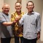 Bakal Calom Bupati Karimun Muhd Firmansyah dan Bakal Calon Walikota Batam Amsakar berfoto bersama usai mendapatkan restu dari DPP Partai Golkar untuk maju di Pilkada 2024.