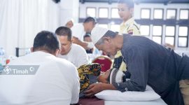 Seorang warga menemani anaknya mengikuti khitanan massal Bulan Bakti PT Timah. (Foto: Dokumen PT Timah)