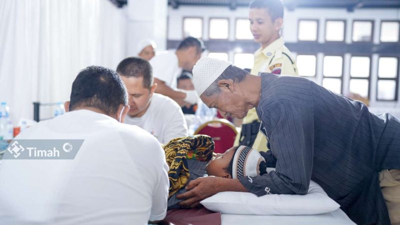 Seorang warga menemani anaknya mengikuti khitanan massal Bulan Bakti PT Timah. (Foto: Dokumen PT Timah)