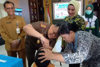Kajari Karimun Priyambudi dengan didampingi Istri melakukan vaksinasi polio kepada salah satu peserta. (Foto: ricky/kepriheadline.id)