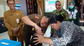 Kajari Karimun Priyambudi dengan didampingi Istri melakukan vaksinasi polio kepada salah satu peserta. (Foto: ricky/kepriheadline.id)