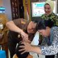 Kajari Karimun Priyambudi dengan didampingi Istri melakukan vaksinasi polio kepada salah satu peserta. (Foto: ricky/kepriheadline.id)