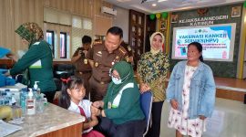 Kajari Karimun Priyambudi didampingi istri meninjau pelaksanaan Vaksinasi Kanker Serviks di Karimun. (Foto: ricky/kepriheadline.id)