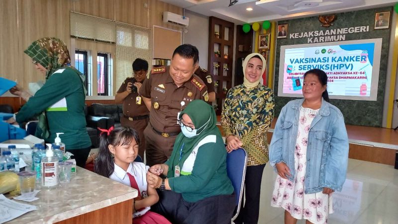 Kajari Karimun Priyambudi didampingi istri meninjau pelaksanaan Vaksinasi Kanker Serviks di Karimun. (Foto: ricky/kepriheadline.id)