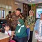 Kajari Karimun Priyambudi didampingi istri meninjau pelaksanaan Vaksinasi Kanker Serviks di Karimun. (Foto: ricky/kepriheadline.id)