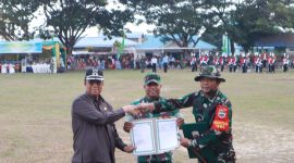 Dansatgas TMMD ke-121 menyerahkan berita acara pelaksanaan TMMD ke Wakil Bupati Karimun. (Foto: Humas TMMD).