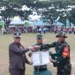 Dansatgas TMMD ke-121 menyerahkan berita acara pelaksanaan TMMD ke Wakil Bupati Karimun. (Foto: Humas TMMD).