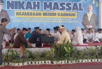 Prosesi Ijab Kabul 17 Pasangan Pengantin dalam kegiatan Nikah Massal Kejari Karimun dalam rangka Hari Bhakti Adhyaksa ke-64 dan HUT Adhyaksa Dharmakarini ke-24. (Foto: ricky/kepriheadline.id)