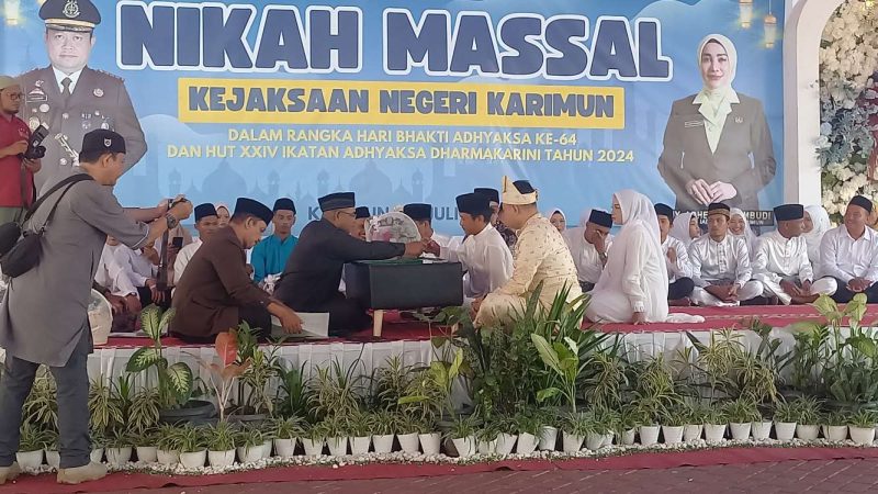 Prosesi Ijab Kabul 17 Pasangan Pengantin dalam kegiatan Nikah Massal Kejari Karimun dalam rangka Hari Bhakti Adhyaksa ke-64 dan HUT Adhyaksa Dharmakarini ke-24. (Foto: ricky/kepriheadline.id)