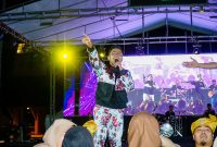 Penampilan Musisi Alvin Habib ketika menghibur masyarakat Karimun di Panggung Megah Enjoy Karimun, Sabtu malam. (Foto: Dispar Karimun)