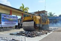 Kapolres Karimun AKBP Fadli Agus mengendarai Alat Berat dan menggilas knalpot hingga tidak lagi bisa digunakan. (Foto: ricky/kepriheadline.id)
