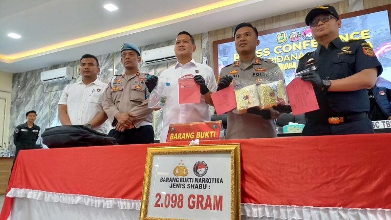 Kapolres Karimun AKBP Fadli Agus pimpin Konferensi Pers pengungkapan sabu di wilayah Kabupaten Karimun. (Foto: ricky/kepriheadline.id)