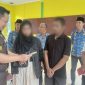 Kajari Karimun Priyambudi menyerahkan buku nikah kepada korban KDRT, setelah perkaranya selesai melalui Restorative Justice. (Foto: ricky/kepriheadline.id)