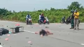 Truk tabrak pengendara sepeda motor di simpang tiga Pelabuhan Roro, Parit Rempak, Kelurahan Sei Raya. (Foto: istimewa)
