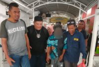 Proses pemulangan ODGJ atas nama Mawardi ke Kabupaten Tanah datar oleh Satpol PP Karimun dan Dinsos Karimun. (Foto: istimewa/kepriheadline.id)