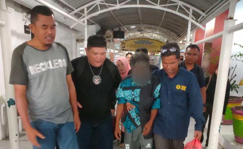 Proses pemulangan ODGJ atas nama Mawardi ke Kabupaten Tanah datar oleh Satpol PP Karimun dan Dinsos Karimun. (Foto: istimewa/kepriheadline.id)