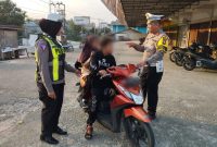 Kasat Lantas Polres Karimun memberikan teguran kepada salah satu pengendara anak di bawah umur di dalam razia Operasi Patuh 2024. (ricky/kepriheadline.id)