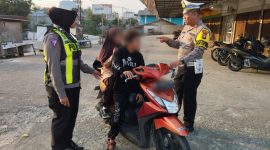 Kasat Lantas Polres Karimun memberikan teguran kepada salah satu pengendara anak di bawah umur di dalam razia Operasi Patuh 2024. (ricky/kepriheadline.id)