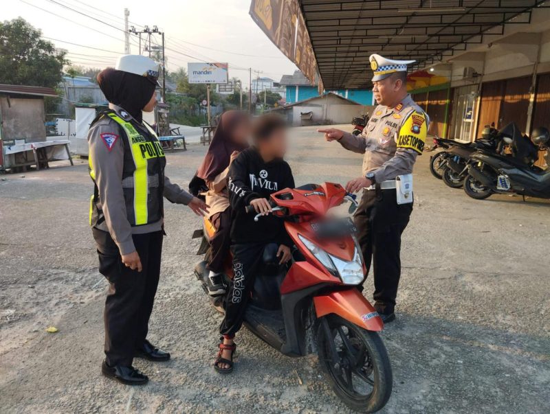 Kasat Lantas Polres Karimun memberikan teguran kepada salah satu pengendara anak di bawah umur di dalam razia Operasi Patuh 2024. (ricky/kepriheadline.id)