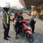 Kasat Lantas Polres Karimun memberikan teguran kepada salah satu pengendara anak di bawah umur di dalam razia Operasi Patuh 2024. (ricky/kepriheadline.id)