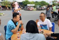 Kajari Karimun Priyambudi ngobrol masalah hukum bersama salah satu pengunjung di Coastal Area. (Foto: St/KejariKarimun)