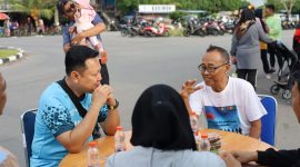 Kajari Karimun Priyambudi ngobrol masalah hukum bersama salah satu pengunjung di Coastal Area. (Foto: St/KejariKarimun)