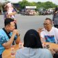Kajari Karimun Priyambudi ngobrol masalah hukum bersama salah satu pengunjung di Coastal Area. (Foto: St/KejariKarimun)