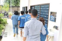 Polisi menggiring empat pelaku pengeroyokan di Hotel Golden, Kelurahan Tanjungbalai Kota. (Foto: istimewa)