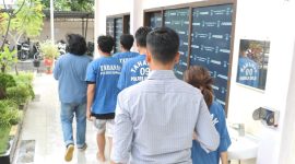 Polisi menggiring empat pelaku pengeroyokan di Hotel Golden, Kelurahan Tanjungbalai Kota. (Foto: istimewa)
