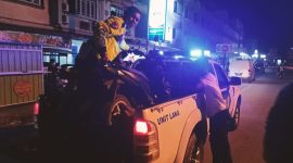 Polisi melakukan olah TKP di tempat kejadian kecelakaan di Jalan A Yani, Kolong. (Foto: istimewa/kepriheadline.id)