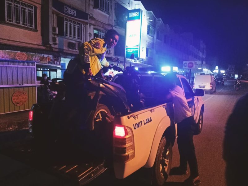 Polisi melakukan olah TKP di tempat kejadian kecelakaan di Jalan A Yani, Kolong. (Foto: istimewa/kepriheadline.id)