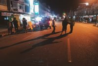 Polisi melakukan olah TKP di lokasi kecelakaan di kawasan Jalan A Yani Kolong. (Foto: Dokumen Polisi/KepriHeadline.id)