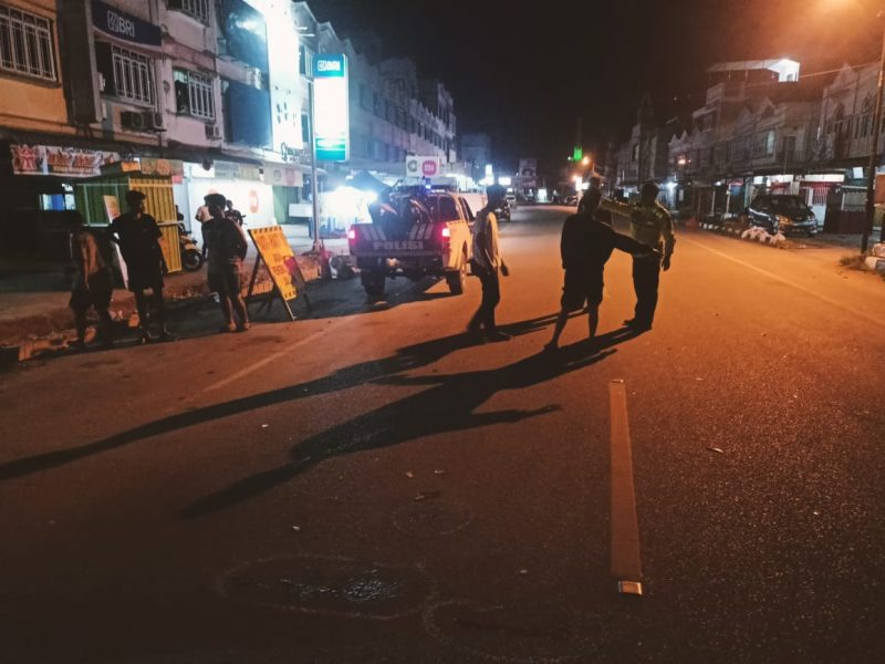 Polisi melakukan olah TKP di lokasi kecelakaan di kawasan Jalan A Yani Kolong. (Foto: Dokumen Polisi/KepriHeadline.id)