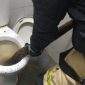 Petugas Damkar evakuasi ular piton sepanjang 4 meter di dalam kloset toilet F1 Foodcoart. (Foto: dokumen)