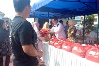 Kajari Karimun turun langsung dalam pelaksanaan Pasar Murah Hari Adhyaksa ke -64 di Halaman Kantor Kejari Karimun. (Foto: ricky/kepriheadline.id)