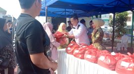 Kajari Karimun turun langsung dalam pelaksanaan Pasar Murah Hari Adhyaksa ke -64 di Halaman Kantor Kejari Karimun. (Foto: ricky/kepriheadline.id)