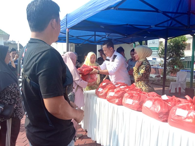 Kajari Karimun turun langsung dalam pelaksanaan Pasar Murah Hari Adhyaksa ke -64 di Halaman Kantor Kejari Karimun. (Foto: ricky/kepriheadline.id)