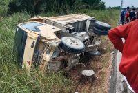 Kondisi truk yang menabrak sepeda motor si simpang tiga Pelabuhan Roro Karimun. (Foto: istimewa)