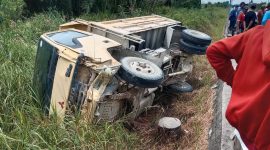 Kondisi truk yang menabrak sepeda motor si simpang tiga Pelabuhan Roro Karimun. (Foto: istimewa)