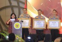 Kapolres Karimun AKBP Fadli Agus menerima penghargaan Kompolnas Award tahun 2024. (Foto: Humas Polres Karimun)