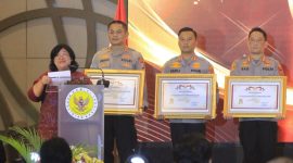 Kapolres Karimun AKBP Fadli Agus menerima penghargaan Kompolnas Award tahun 2024. (Foto: Humas Polres Karimun)