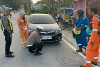 Personil Satlantas Polres Karimun melakukan pemeriksaan plat nomor kendaraan saat razia Operasi Patuh Seligi 2024. (Foto: dokumen polisi)