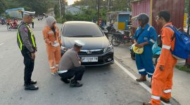 Personil Satlantas Polres Karimun melakukan pemeriksaan plat nomor kendaraan saat razia Operasi Patuh Seligi 2024. (Foto: dokumen polisi)