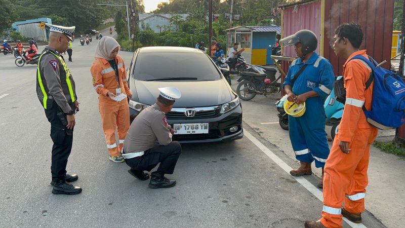 Personil Satlantas Polres Karimun melakukan pemeriksaan plat nomor kendaraan saat razia Operasi Patuh Seligi 2024. (Foto: dokumen polisi)