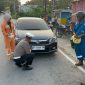 Personil Satlantas Polres Karimun melakukan pemeriksaan plat nomor kendaraan saat razia Operasi Patuh Seligi 2024. (Foto: dokumen polisi)