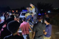 Upaya evakuasi dilakukan Jajaran Polsek Tebing dan Warga usai ditemukannya De (37) pasca hilang terseret arus. (Foto: dokumen polisi)