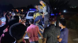 Upaya evakuasi dilakukan Jajaran Polsek Tebing dan Warga usai ditemukannya De (37) pasca hilang terseret arus. (Foto: dokumen polisi)