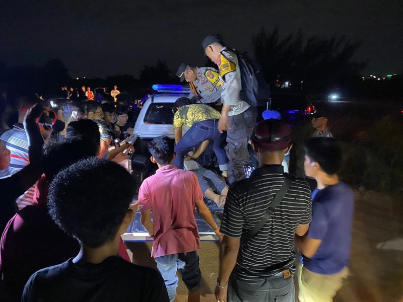 Upaya evakuasi dilakukan Jajaran Polsek Tebing dan Warga usai ditemukannya De (37) pasca hilang terseret arus. (Foto: dokumen polisi)