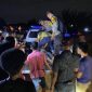 Upaya evakuasi dilakukan Jajaran Polsek Tebing dan Warga usai ditemukannya De (37) pasca hilang terseret arus. (Foto: dokumen polisi)